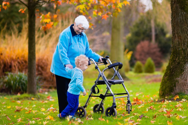 老夫人与沃克享受家庭访问与孙子散步图片下载