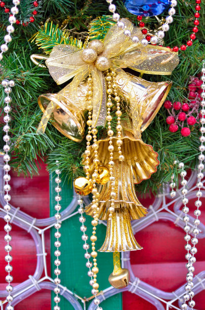 用铃铛装饰的圣诞树的树枝。图片下载