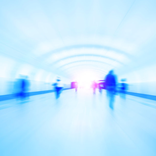 运动模糊了在地铁站行走的人们。图片下载