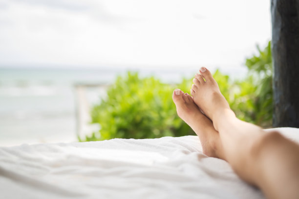 女人的脚在度假图片下载