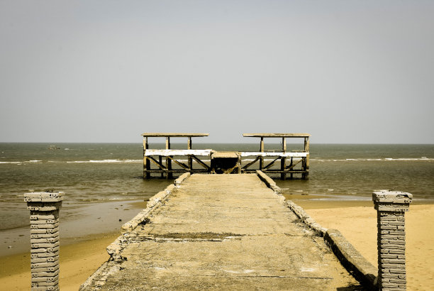码头船海沙天空复古风格图片下载