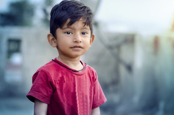 肖像的快乐可爱的男孩男孩的侧视图图片下载