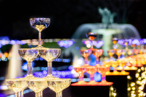 用葡萄酒杯点亮2016年圣诞。图片下载