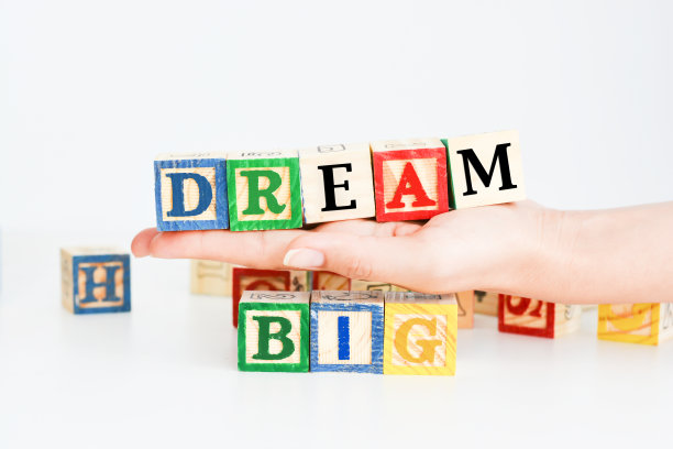 梦想大的概念与木制立方体字母握在掌心图片下载
