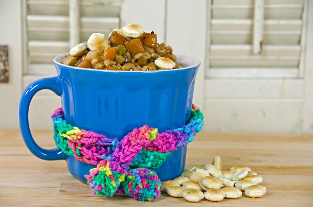 蔬菜牛肉汤在一个杯子图片下载