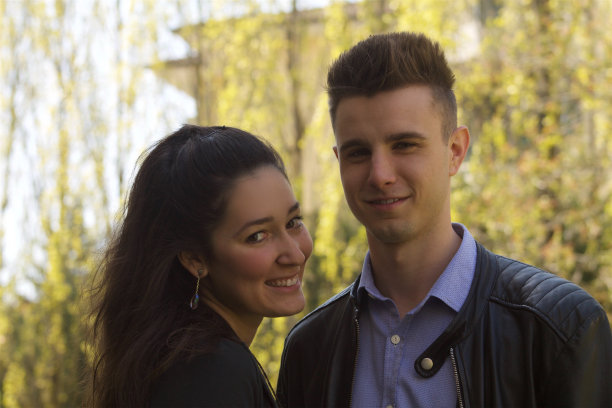 快乐的小男孩和女孩在公园里图片下载