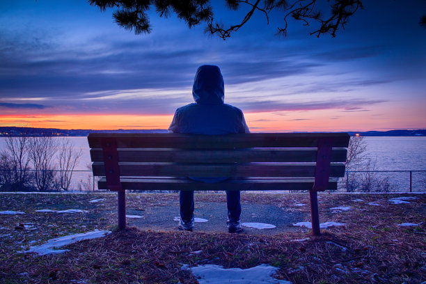 独自在公园里图片下载