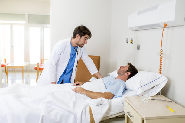 医生在病床上与病人交谈素材图片