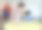 亚洲女孩和母亲在玩抽认卡。图片下载