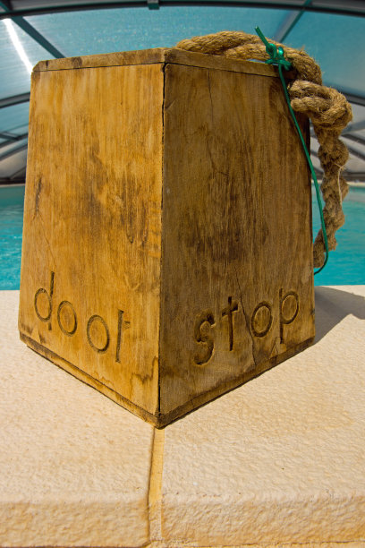 巨大的门挡图片下载