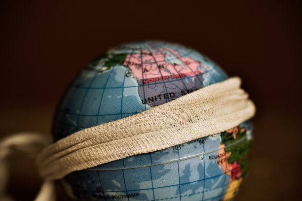 用一块布绑在地球仪上图片下载