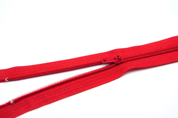白色背景上的红色拉链图片下载