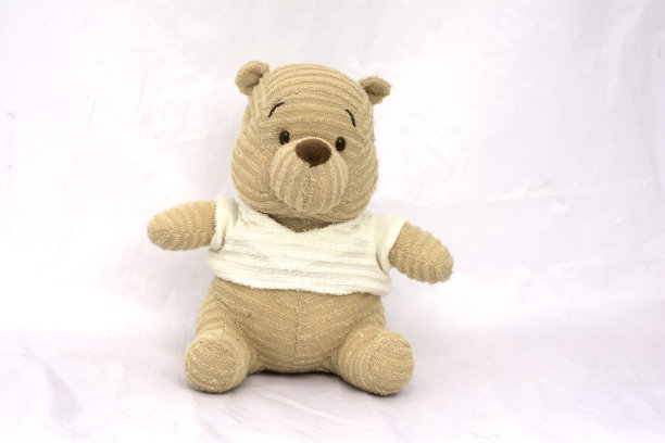 白色背景上的毛绒玩具泰迪熊。图片下载