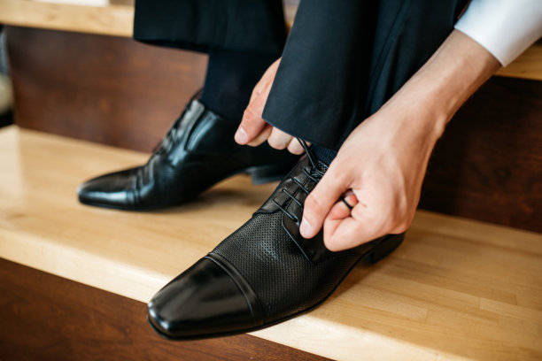 男人把鞋带系在鞋子上图片下载