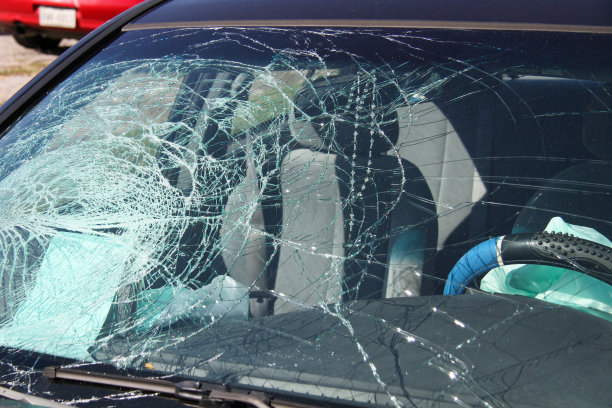 挡风玻璃破碎图片下载