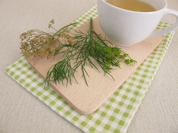 一杯加了莳萝的花草茶图片下载
