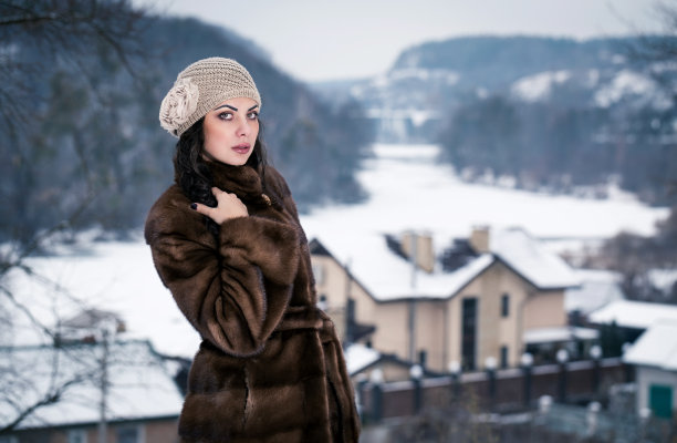 冬天里美丽的女孩。图片下载