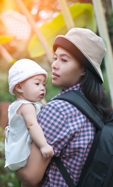 快乐的亚洲妈妈和宝宝玩有趣的假期图片下载