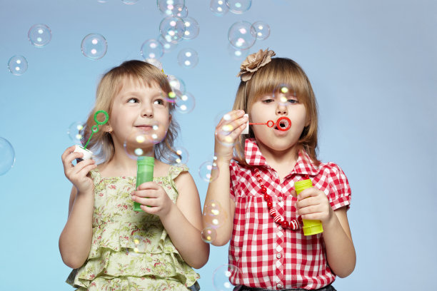 两个小女孩在玩肥皂泡图片下载