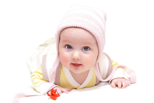 新生的欧洲男婴带着红花图片下载