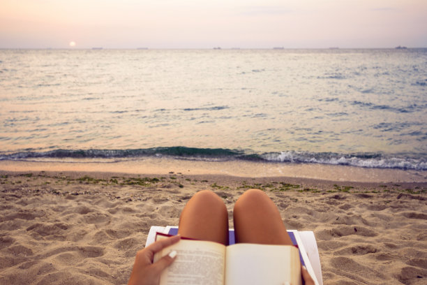 坐在躺椅上看书的女人图片下载