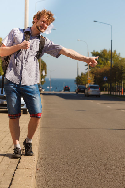 暑假里搭便车的快乐男人。图片下载