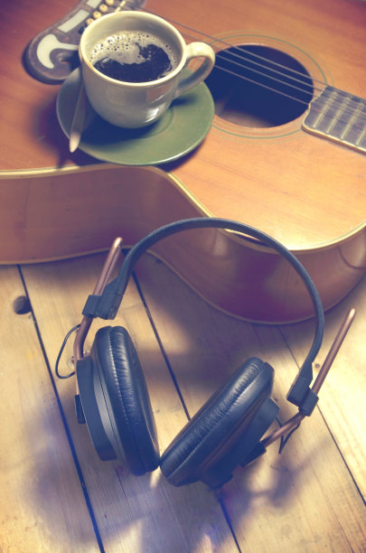一杯咖啡，一把吉他，一副耳机图片下载
