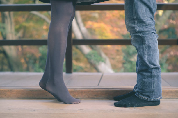 一对日本情侣在京都东福寺接吻图片下载