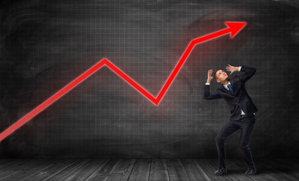 商人站在地板上，在阳光下吓得弯下腰素材图片