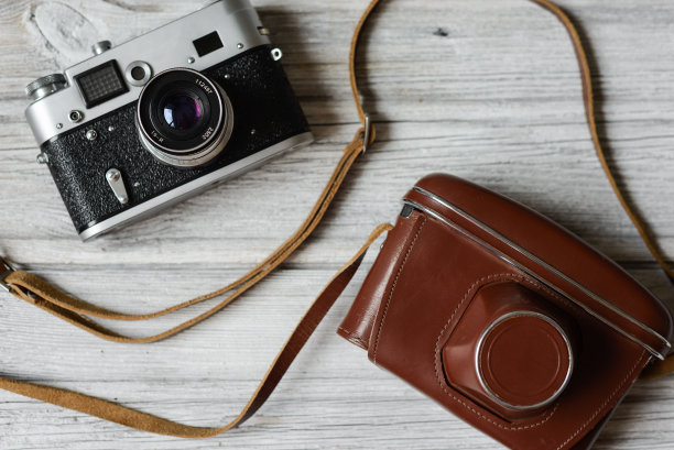 老式相机与棕色皮箱图片下载