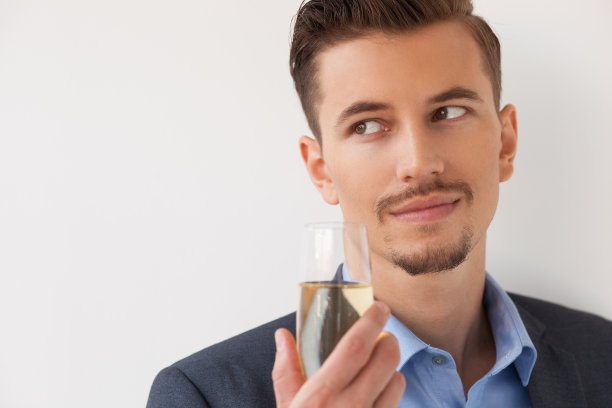 沉思的年轻商人戴着眼镜的特写图片下载