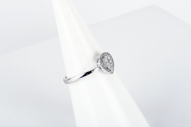 珍贵的戒指。白色背景上的珠宝图片下载