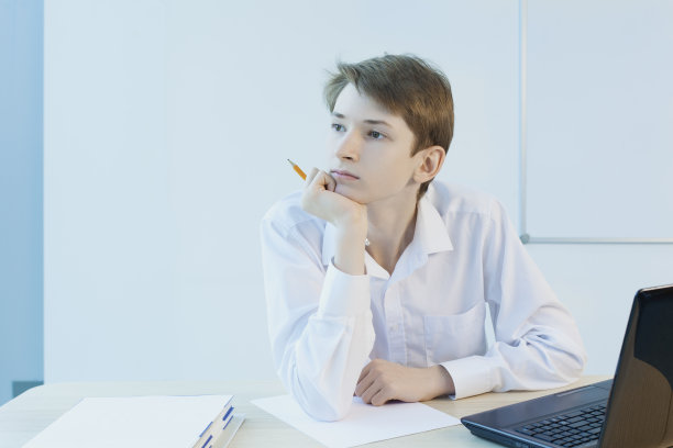 大学生一边思考一边看别处图片下载