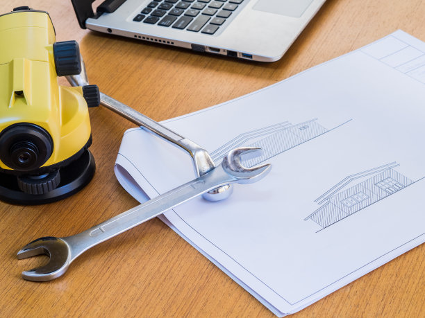 测量员办公室的扳手。建筑行业的概念图片下载