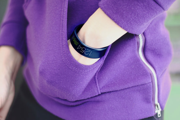 智能腕带健身应用程序。图片下载