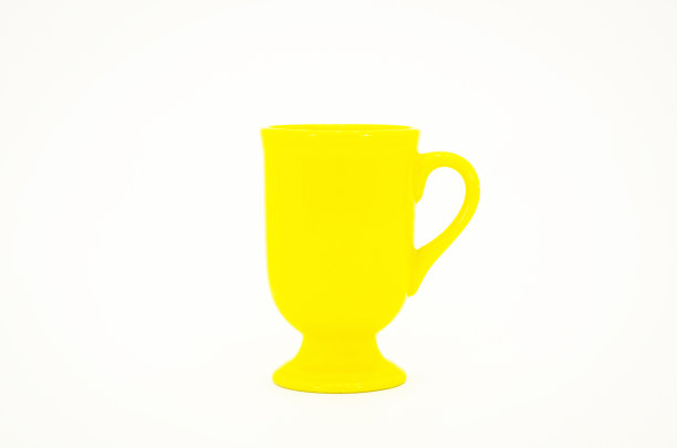 白色背景上的黄色杯子图片下载