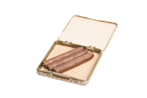 盒子里有三支古巴雪茄图片下载