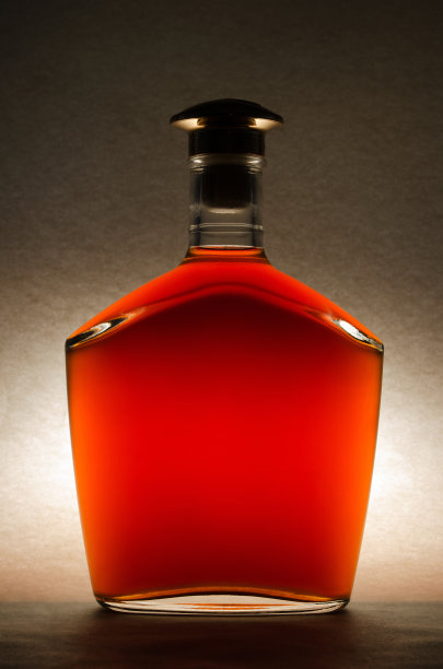 玻璃杯和白兰地酒瓶图片下载