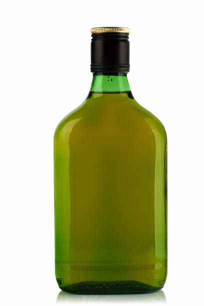 一瓶扁平的绿色威士忌图片下载