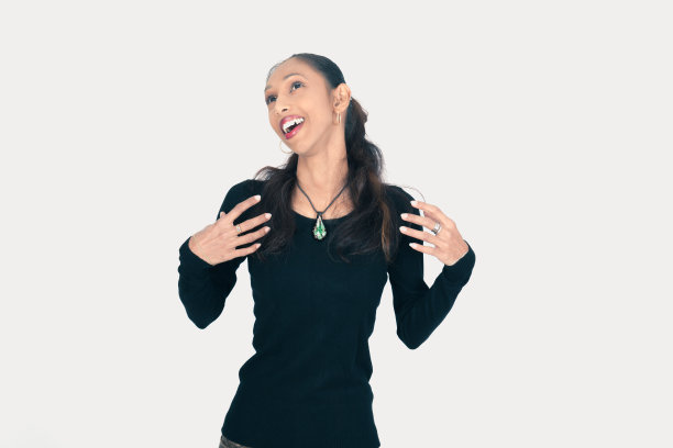 美丽的女人在不同的衣服里表现出不同的表情:快乐图片下载