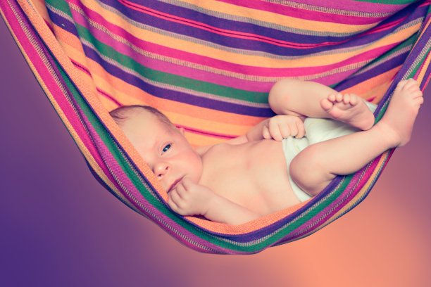 新生儿躺在吊带里。图片下载