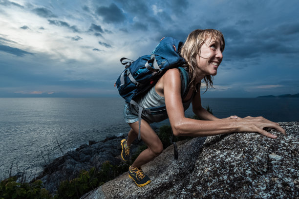 岩石上的女士素材图片