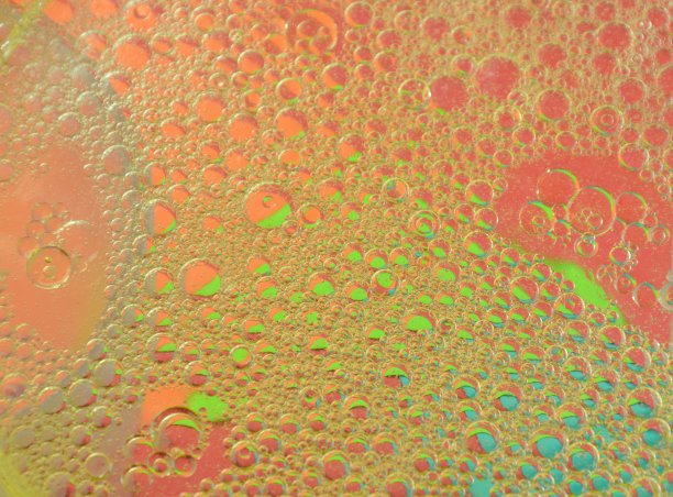 油泡浮在水面上的彩色背景图片下载