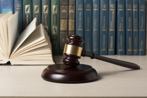 法律概念-桌子上有法官木槌的书图片下载