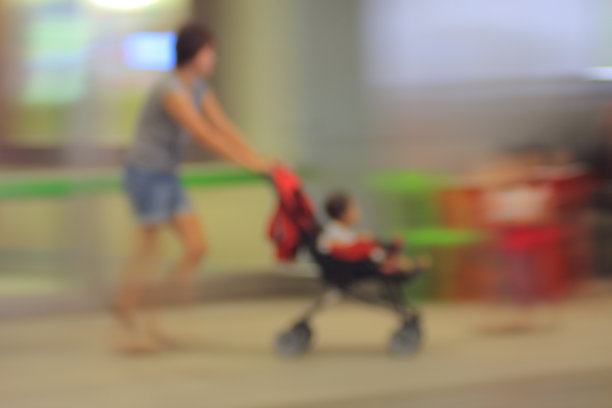 模糊照片母亲走在婴儿车。图片下载