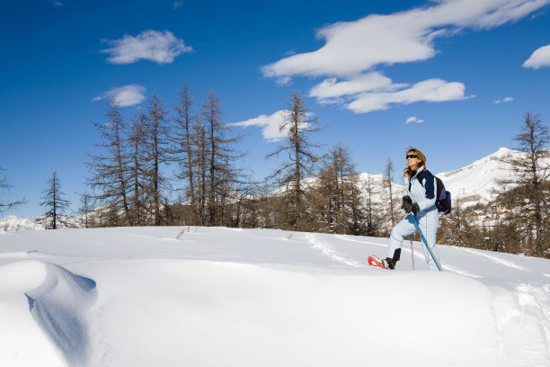 雪地里拿着球拍的女人图片下载