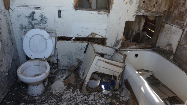 废弃的浴室图片下载