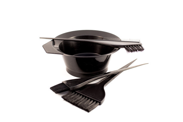 黑色的刷子放在碗里用来染发图片下载