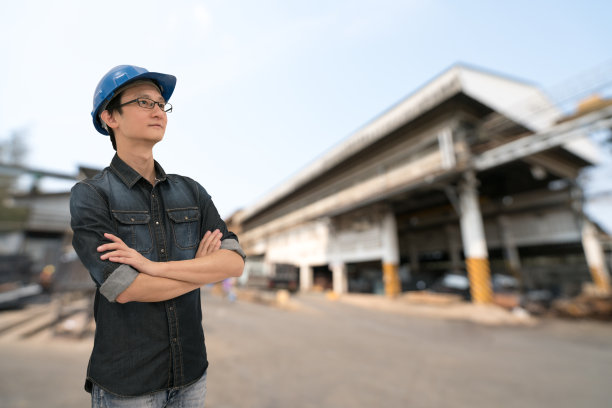 亚洲工程师模糊工厂背景，与剪辑路径图片下载