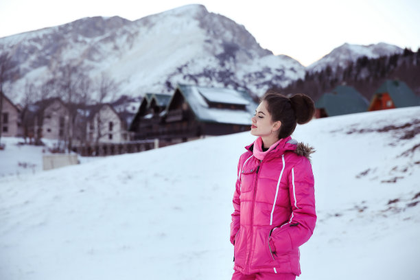 快乐自由的黑发女人享受冬季假期图片下载